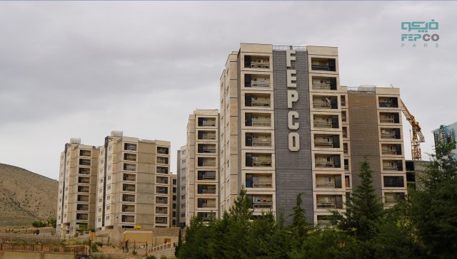 مشارکت در ساخت و ساز به معنای همکاری میان دو یا چند طرف مانند پیمانکاران، سرمایه‌گذاران، معماران، و مهندسان برای انجام یک پروژه ساختمانی است.