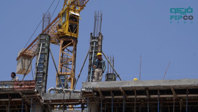 انتخاب بهترین متریال ساختمانی به عوامل متعددی بستگی دارد که شامل نوع پروژه، شرایط آب و هوایی، بودجه، دوام مورد نیاز، و تأثیرات زیستمحیطی است.