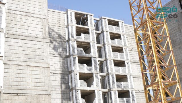 یکی از اصلیترین راهکارها، استفاده از انرژیهای تجدیدپذیر مانند انرژی خورشیدی و بادی در زیرساختهای شهری است.