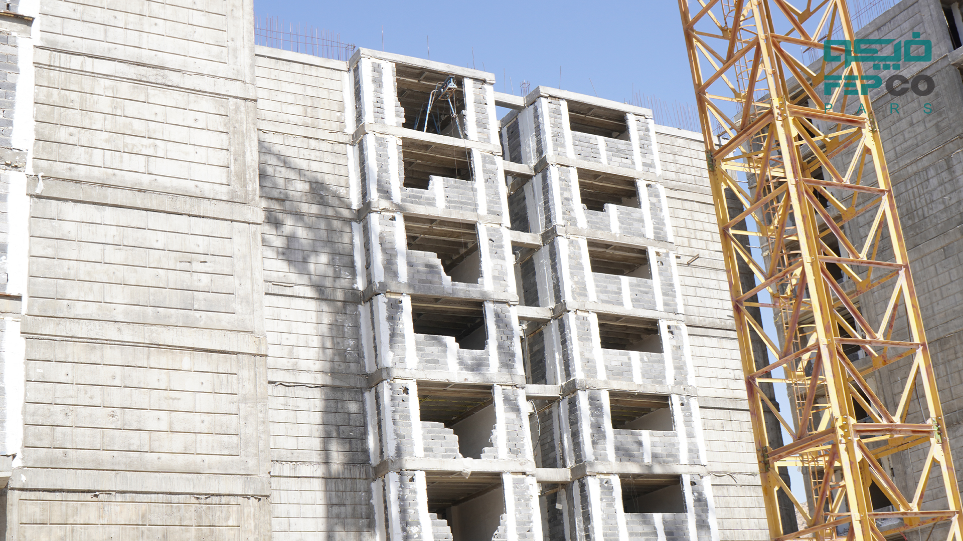 یکی از اصلی‌ترین راهکارها، استفاده از انرژی‌های تجدیدپذیر مانند انرژی خورشیدی و بادی در زیرساخت‌های شهری است.